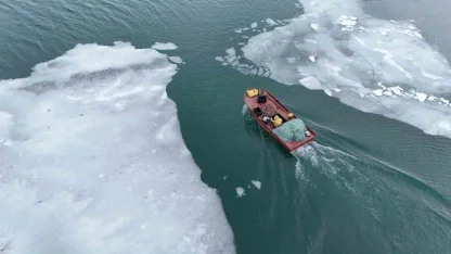 Buzların çözülmeye başladığı Nazik Gölü’nde balıkçı tekneleri yeniden suya indi