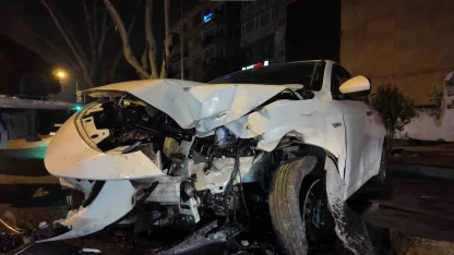 Caddebostan’da makas atan sürücü lüks araca çarpıp kaçtı
