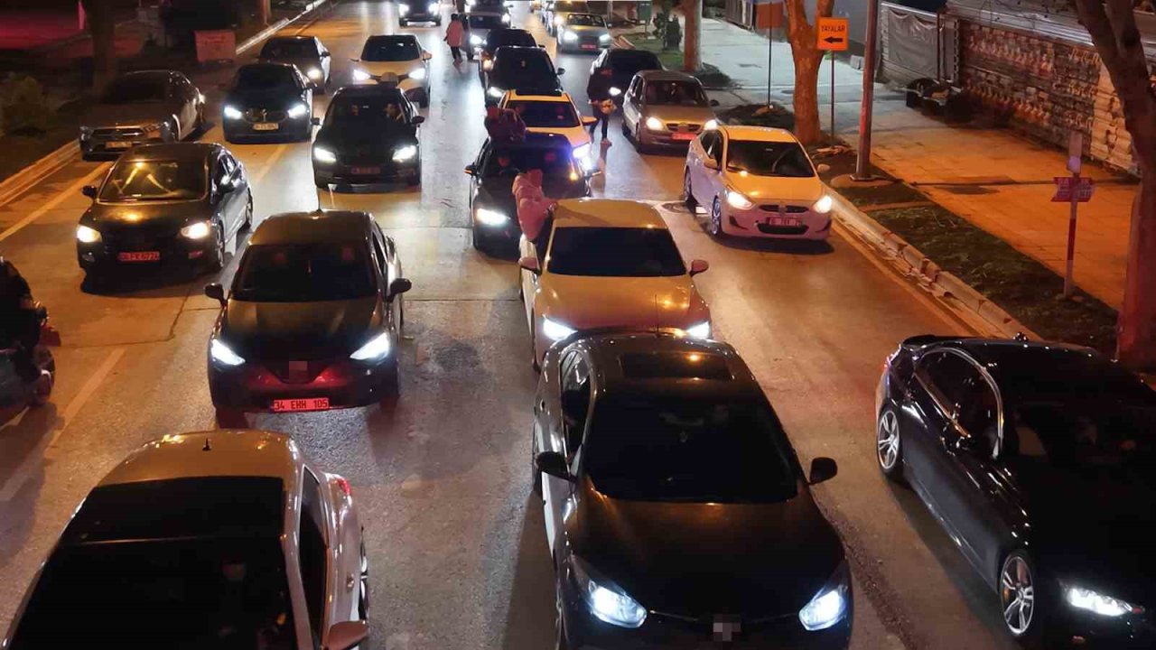 Caddebostan’da otomobilin camından sarkan gençten pes dedirten sözler: "Bayrampaşa çocuğuyuz 100 bin lira ceza yedik, yine yeriz"