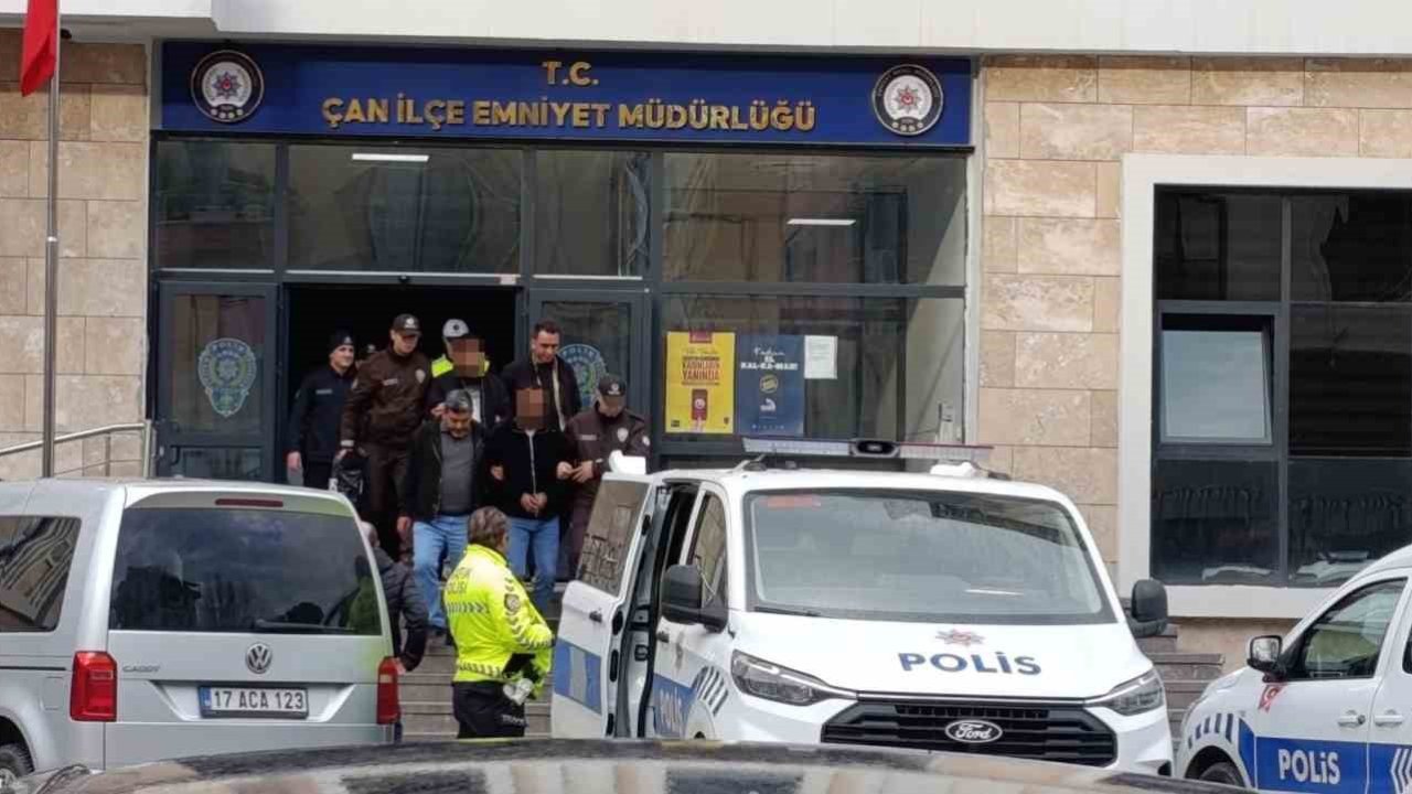 Çaldıkları araçla Edremit’te yakalanan 2 şüpheli tutuklandı