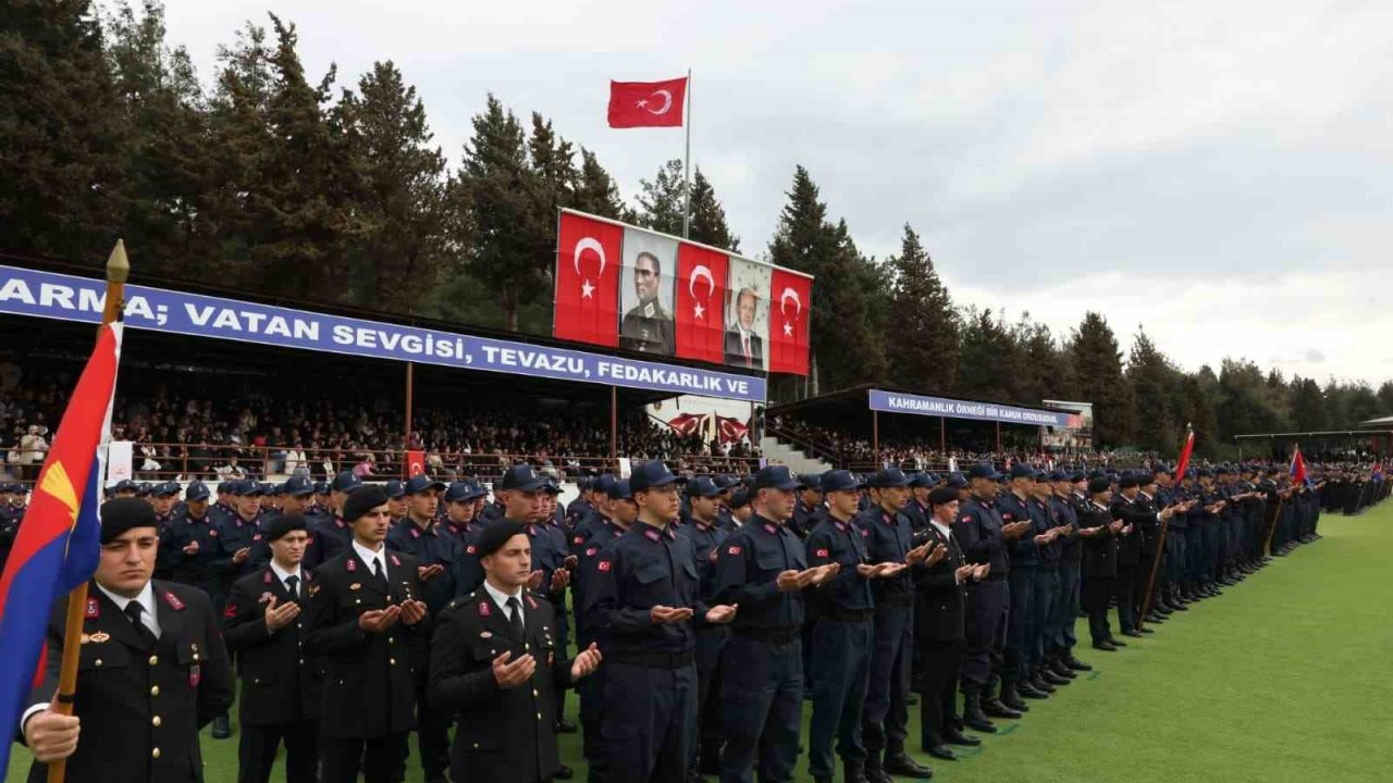 Çanakkale’de eğitimleri tamamlanan acemi erler yemin etti
