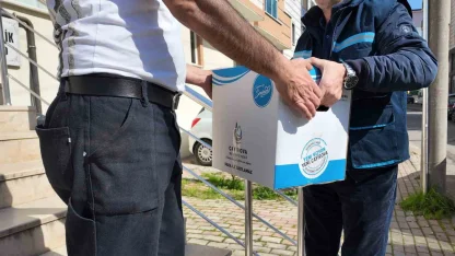 Çayırova’da ihtiyaç sahibi ailelere gıda kolisi dağıtılıyor