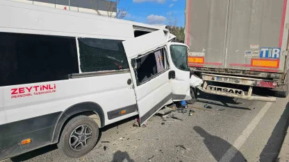 Çerkezköy’de işçi servisi tıra çarptı: 1’i ağır 4 yaralı