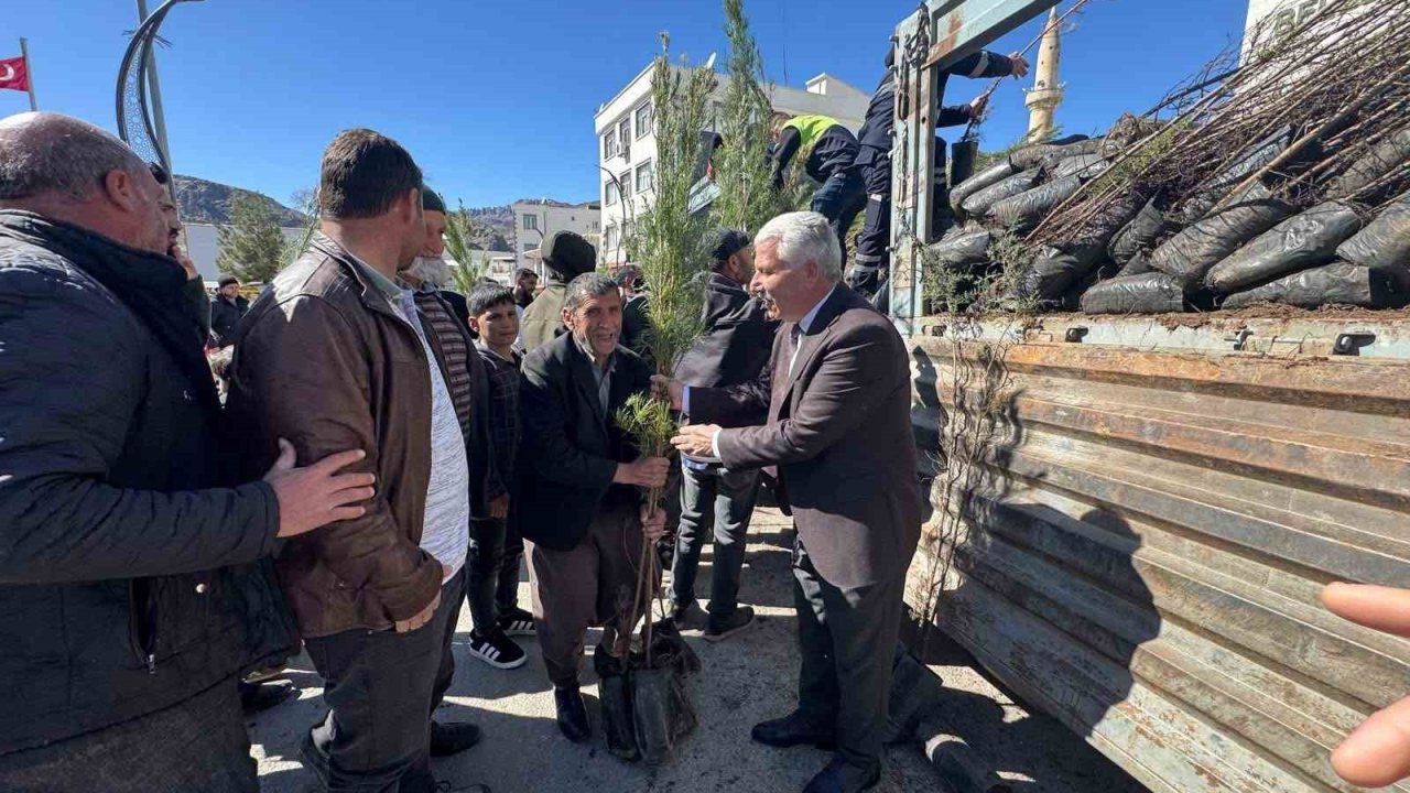 Çermik’te çiftçilere 10 bin adet fidan