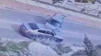 Çeşme’de kaza yapan sürücüye yumruklu saldırı kamerada