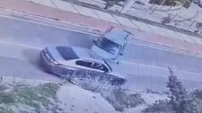 Çeşme’de kaza yapan sürücüye yumruklu saldırı kamerada