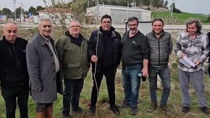 CHP’li başkandan galoşlu fidan dikimi