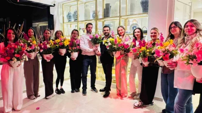 Çiçekler kadınların elinde sanat eserine dönüştü