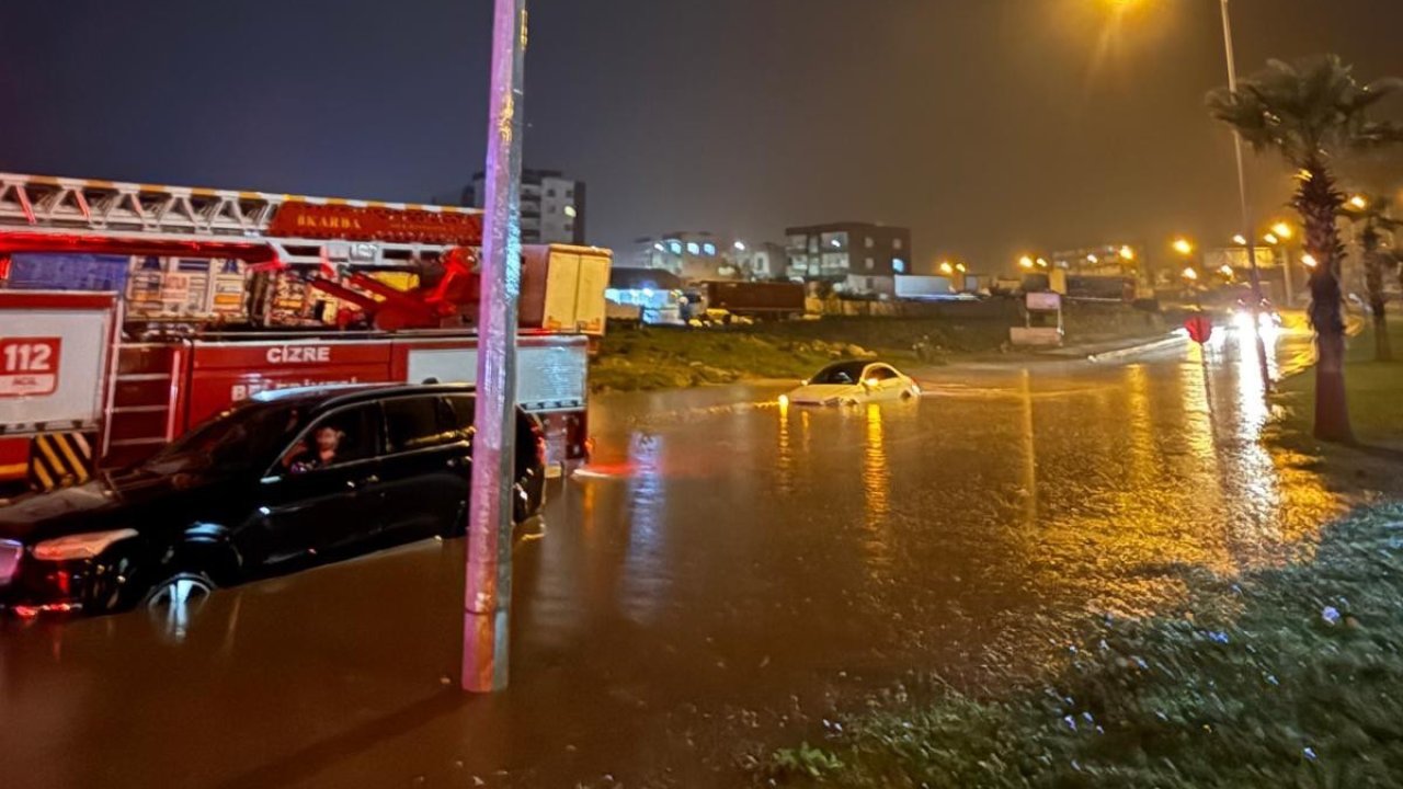 Cizre’de araçlarda mahsur kalan 3 kişiyi itfaiye ekipleri kurtardı