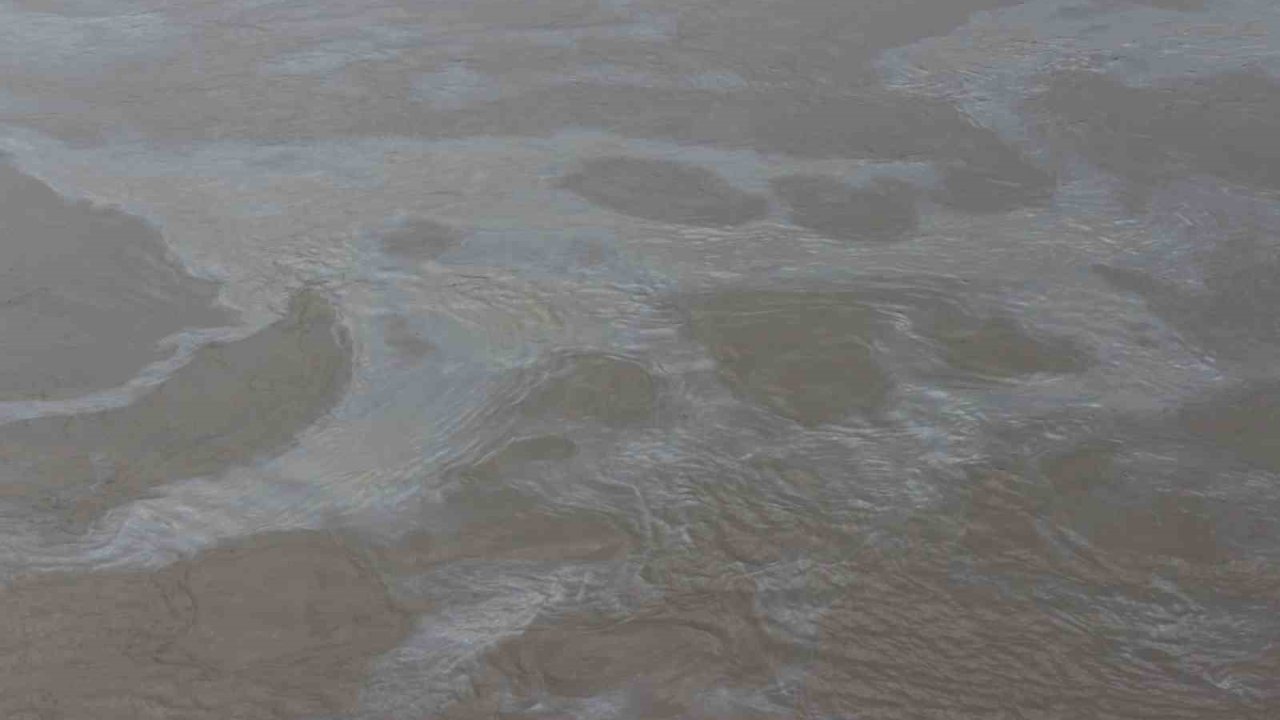 Cizre’de boru hattındaki sızıntı nedeniyle petrol Dicle Nehrine karıştı, ekipler arızayı giderdi