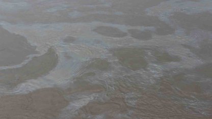 Cizre’de boru hattındaki sızıntı nedeniyle petrol Dicle Nehrine karıştı, ekipler arızayı giderdi