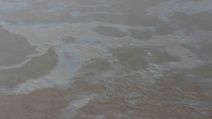 Cizre’de boru hattındaki sızıntı nedeniyle petrol Dicle Nehrine karıştı, ekipler arızayı giderdi