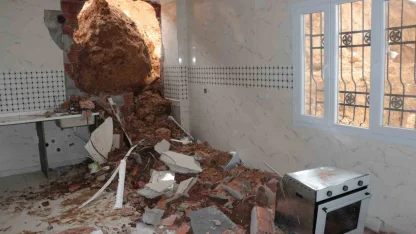 Cizre’de sağanak yağış heyelana neden oldu, dev kayalar evi yıktı