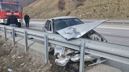 Çorum’da bariyerlere çarpan otomobilin sürücüsü yaralandı