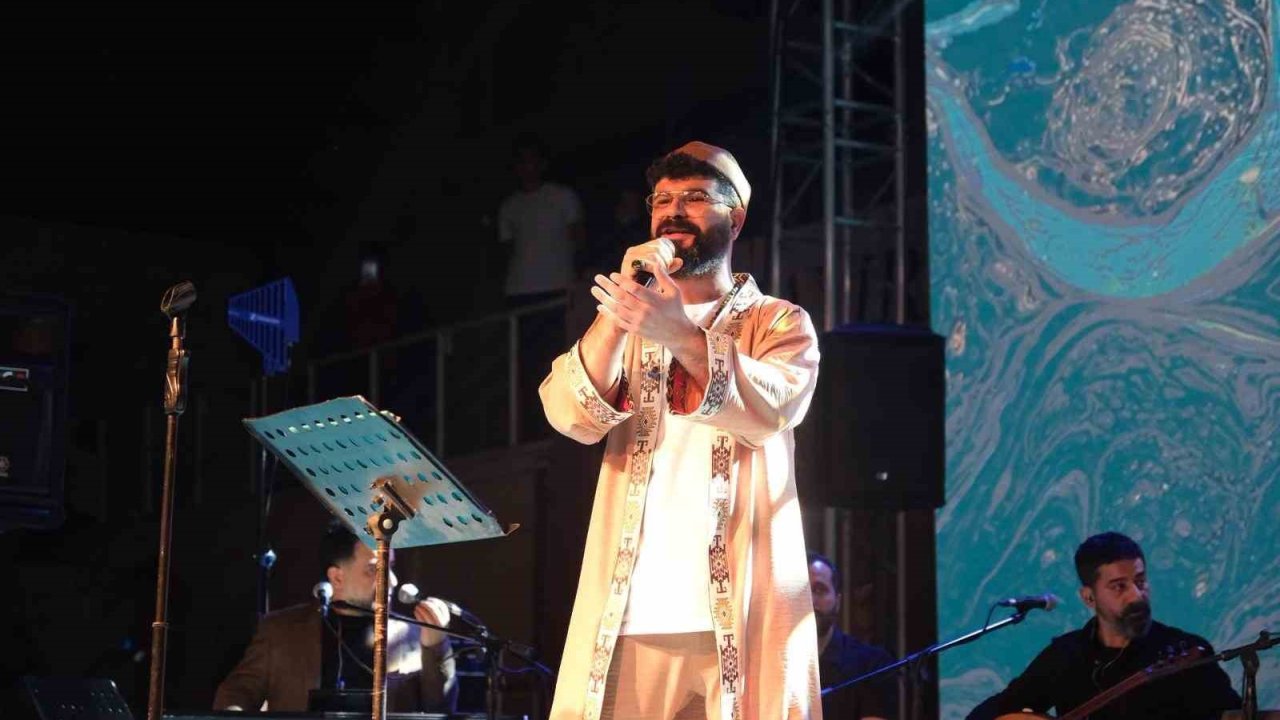 Çorum’da binlerce kişi ilahi ve ezgilerle golu gecede bir araya geldi