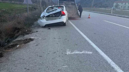 Çorum’da otomobil dereye devrildi: 4 yaralı