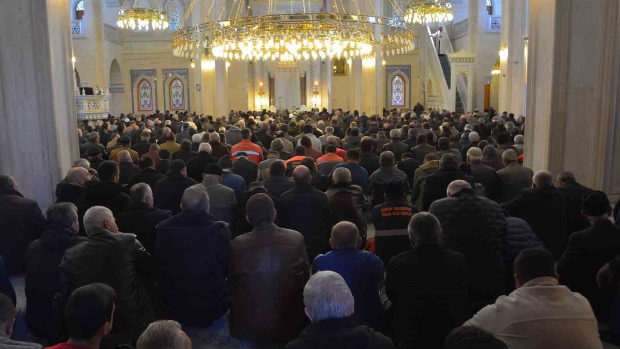 Çorum’da Ramazan ayının son cuma namazında vatandaşlar camilere akın etti