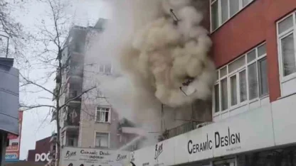 Daire alevlere teslim oldu, 4 kişi dumandan etkilendi