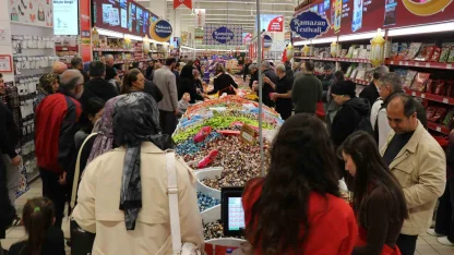 Denizli’de Ramazan Bayramı öncesi indirim kampanyaları yoğun ilgi görüyor