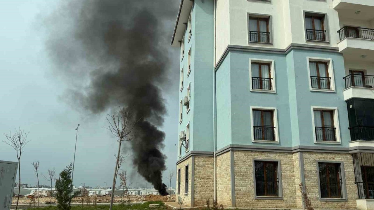 Deprem konutları yakınında yakılan ateş paniğe neden oldu