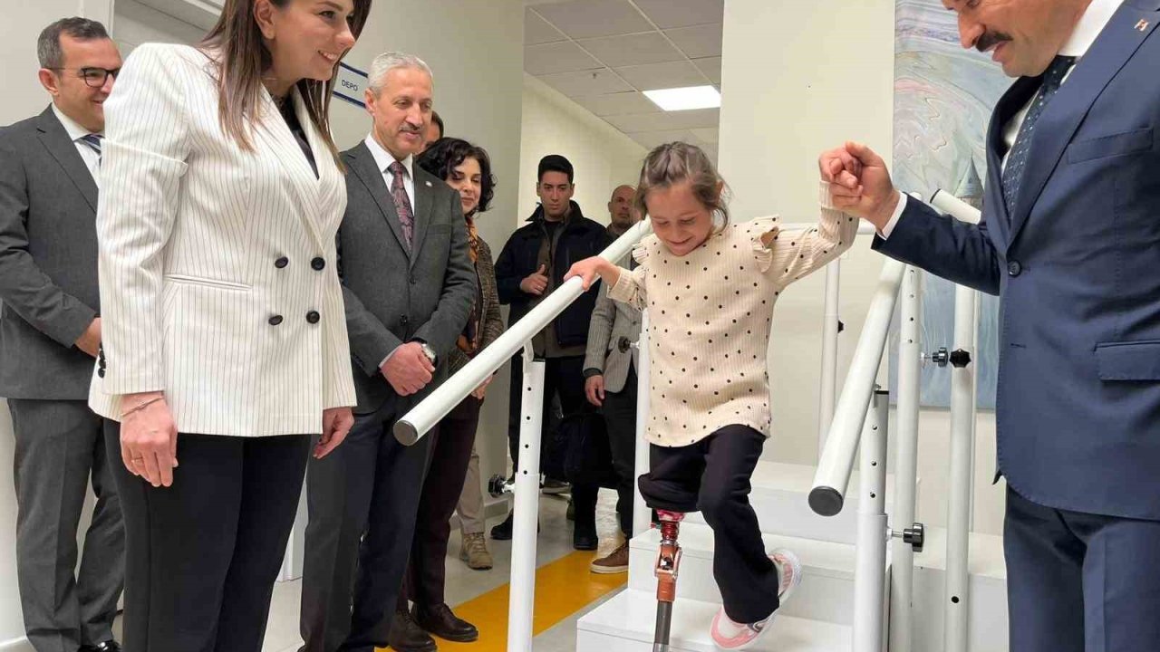 Depremde ailesini kaybeden Zeynep, Barbie’li protez bacağıyla yeni hayatına ilk adımlarını alkışlar eşliğinde attı