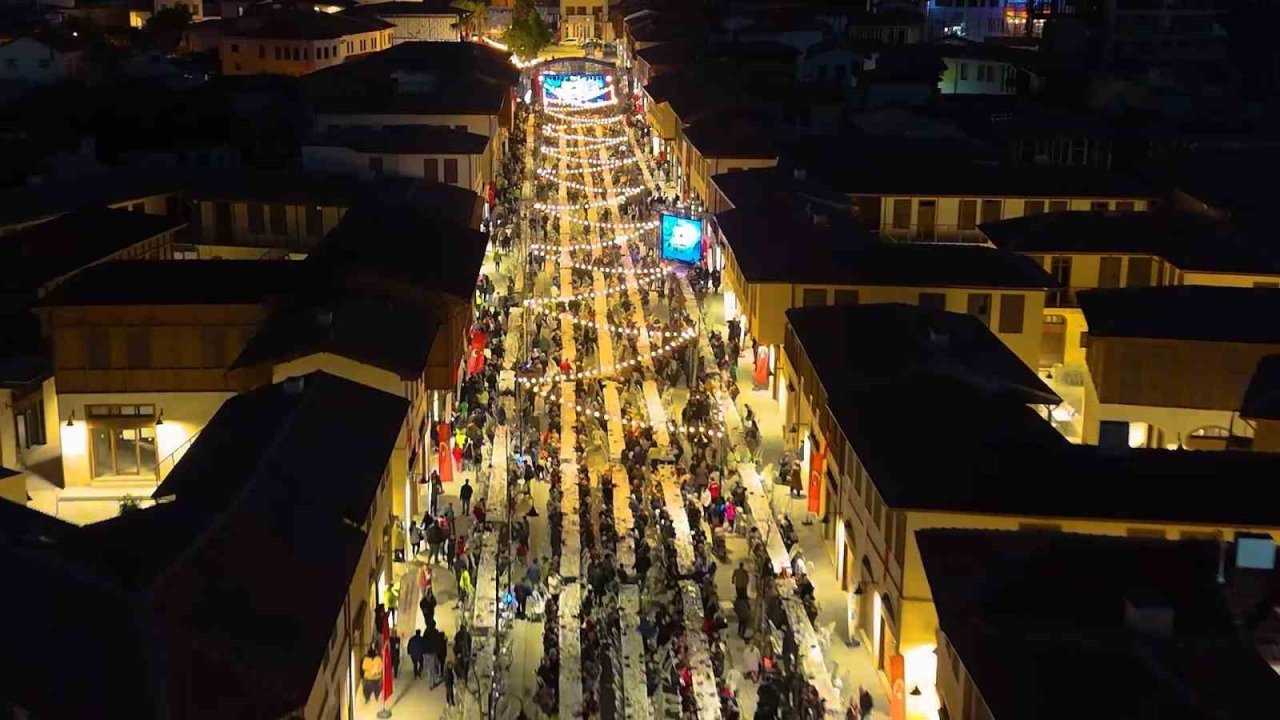 Depremde yerle bir olan Kemalpaşa Caddesi iftar sofrasıyla yeniden hayat buldu