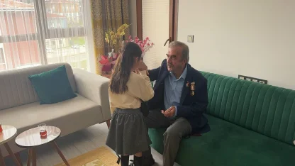 Depremzede Eroğlu ailesi yeni evlerinde ilk bayram sevincini yaşadı