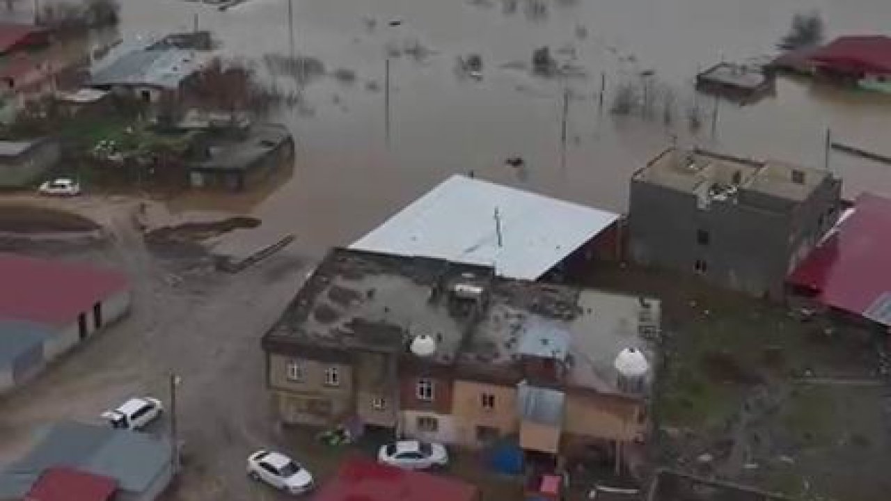 Dereler taştı, mahalle sular altında kaldı