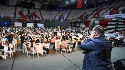 Devlet koruması altındaki çocuklar, koruyucu aileler ve yeni evli çiftler aynı sofrada buluştu