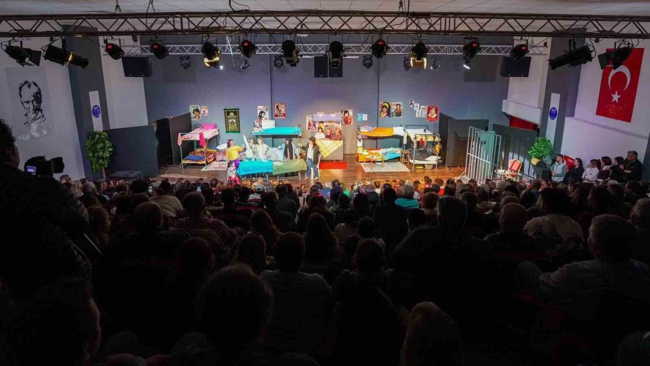 Didim’de ‘Kadın Kadına Özgürlük’ oyunu sanatseverlerle buluştu