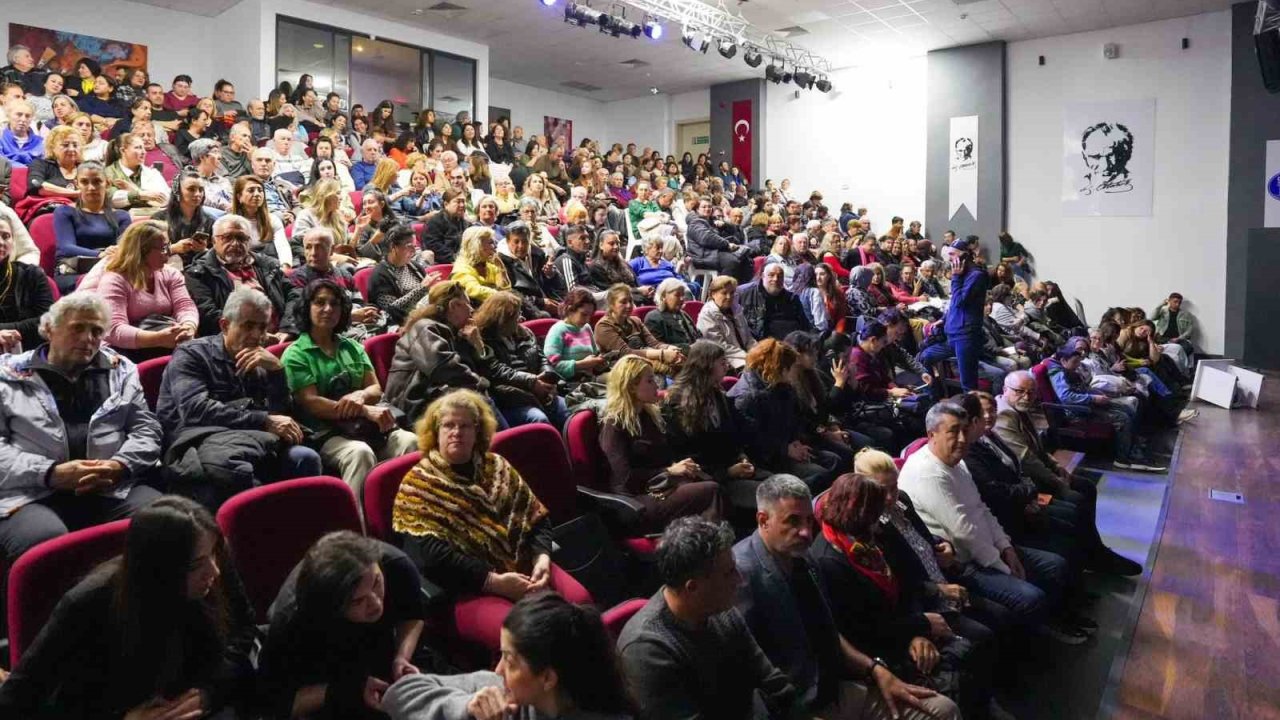 Didim’deki tiyatro oyununa ilgi yoğun oldu