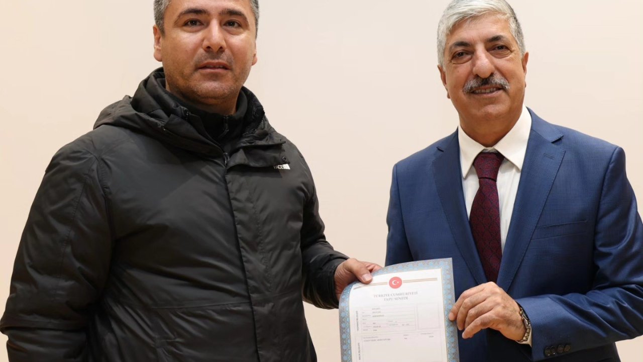 Dilovası’nda imar sorunu çözülen 423 vatandaşa tapuları dağıtıldı