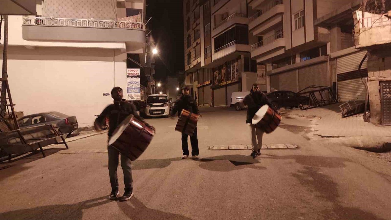 Diyarbakır’da 40 yıldır halay davulu çalarak sahura uyandırıyorlar