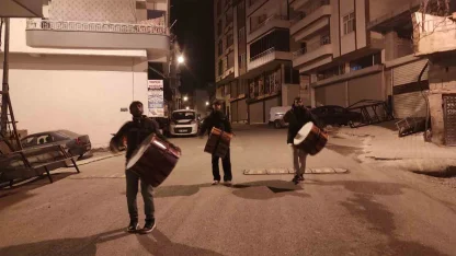 Diyarbakır’da 40 yıldır halay davulu çalarak sahura uyandırıyorlar