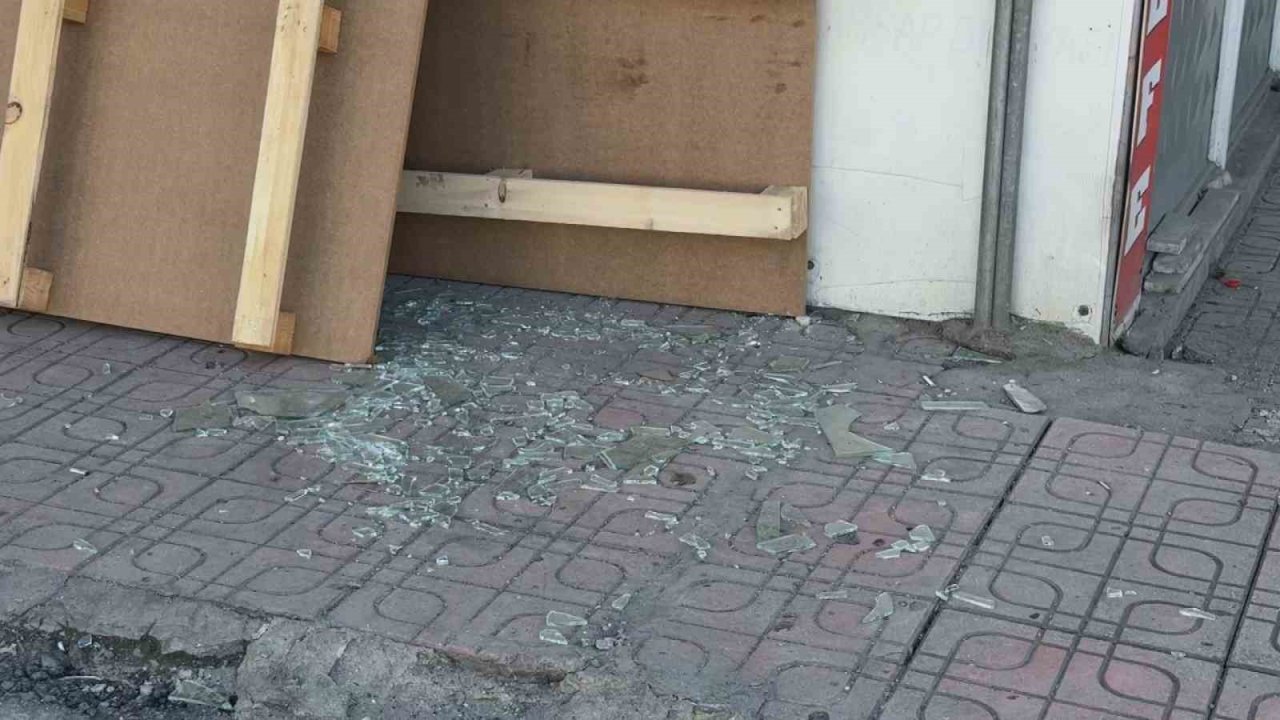 Diyarbakır’da çarpışan araçlardan biri iş yerine daldı