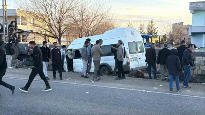 Diyarbakır’da işçi minibüsü duvara çarptı: 12 yaralı