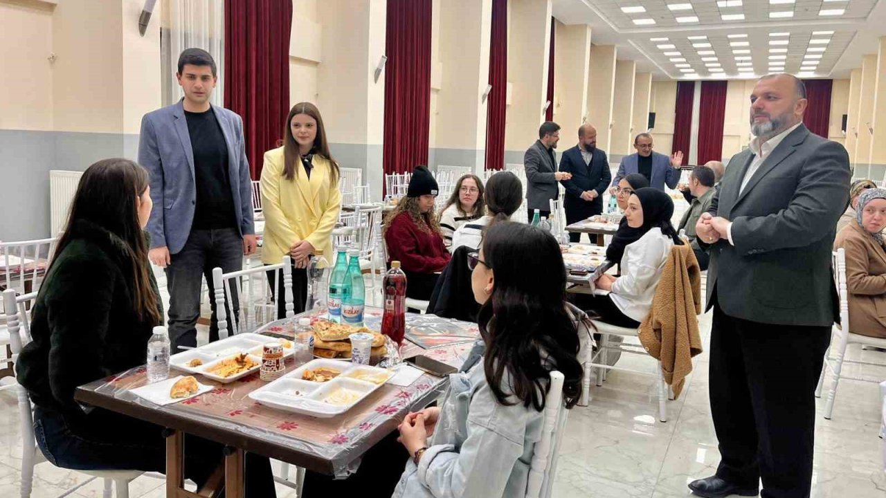 Dumlupınar Kaymakamı Teltik, iftar bereketini üniversite öğrencileriyle paylaştı