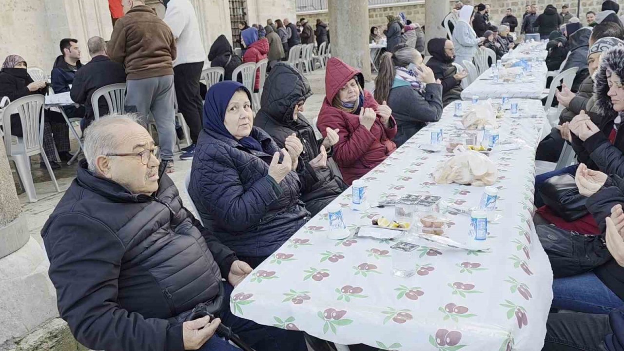 Edirne’de 11 yıllık imece iftar geleneği: İmece usulü sofra kuruldu