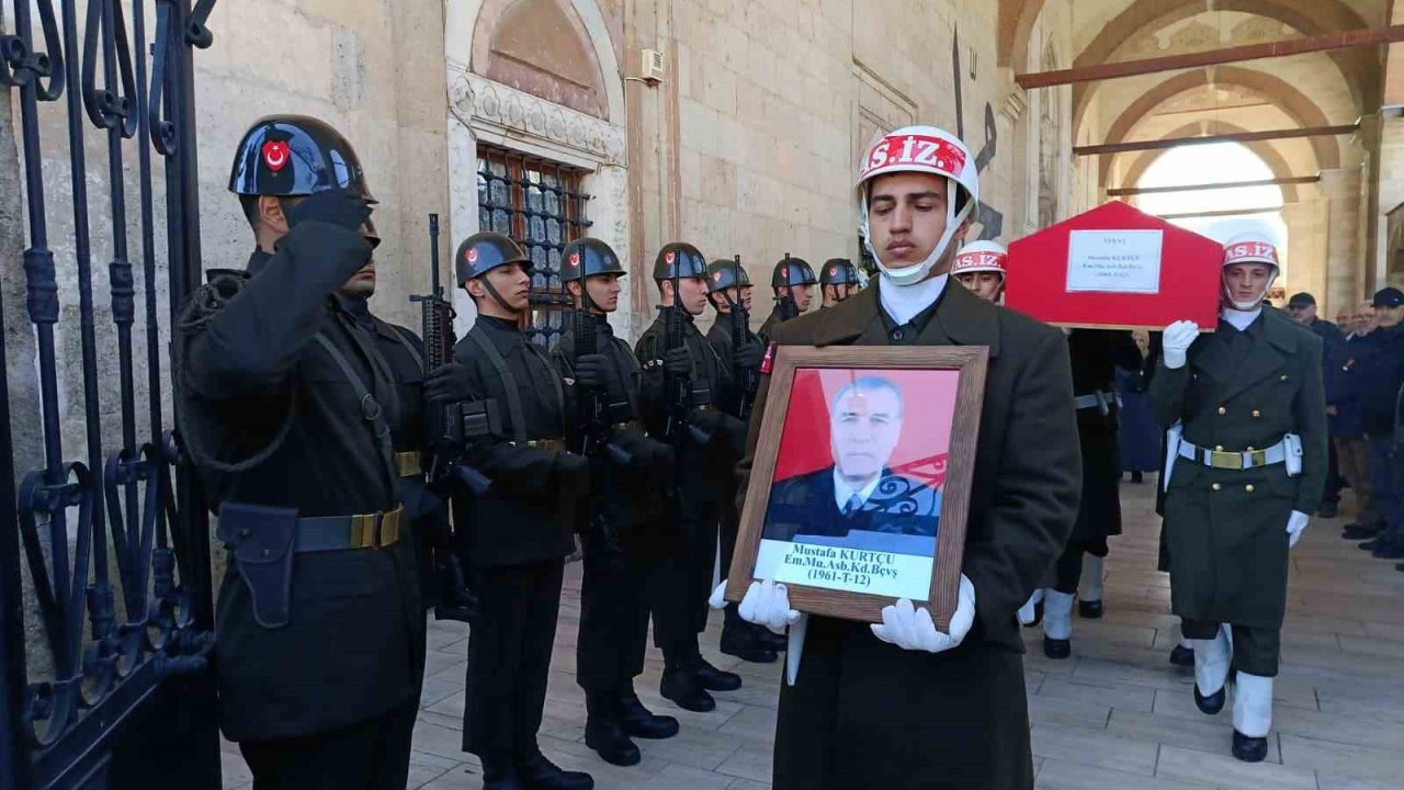 Edirne’de vefat eden emekli astsubay askeri törenle son yolculuğuna uğurlandı