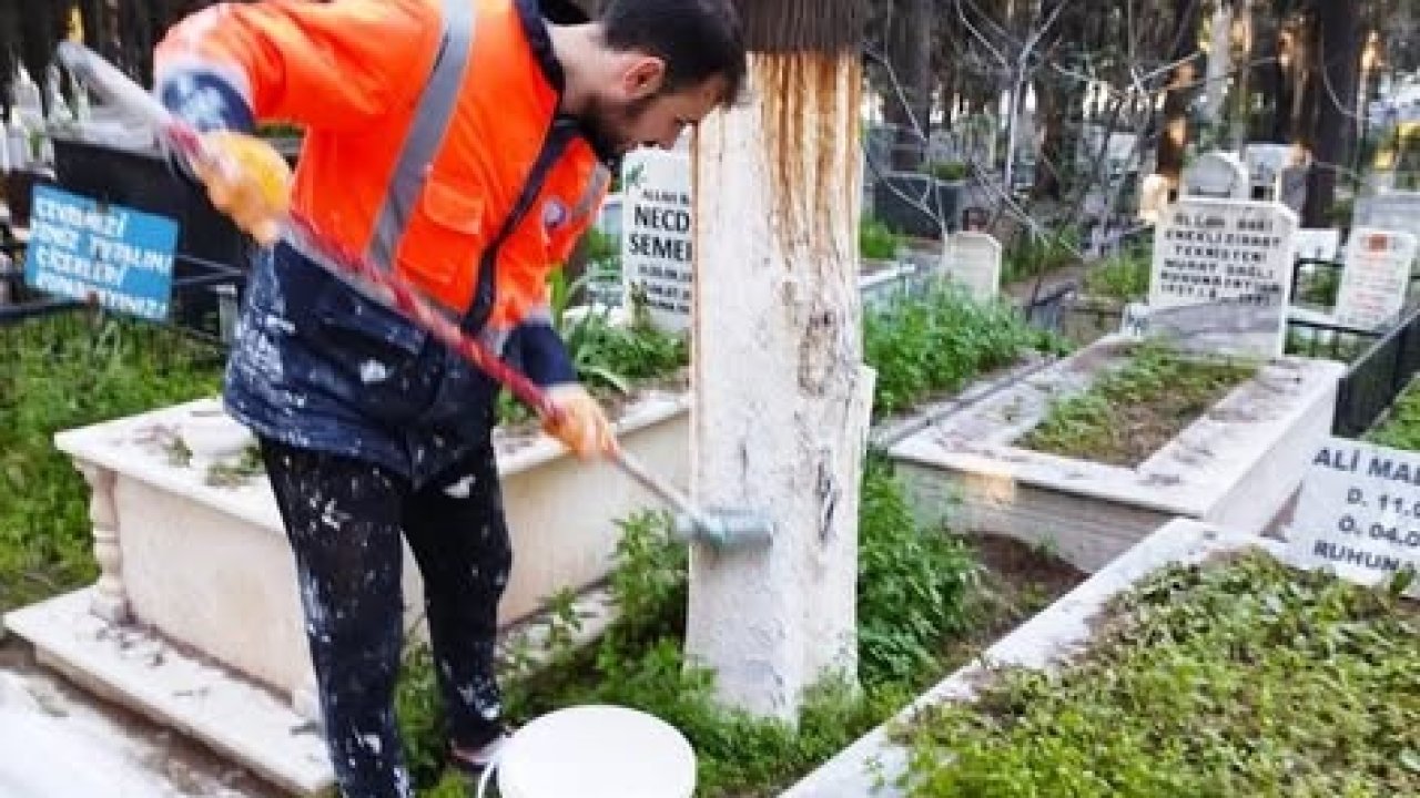 Edremit Belediyesi bayram öncesi mezarlıklarda bakım çalışmalarını sıkılaştırdı