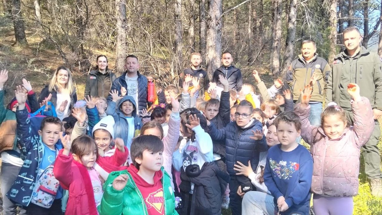 Edremitli öğrenciler Kazdağları Bal Ormanına fidan dikti