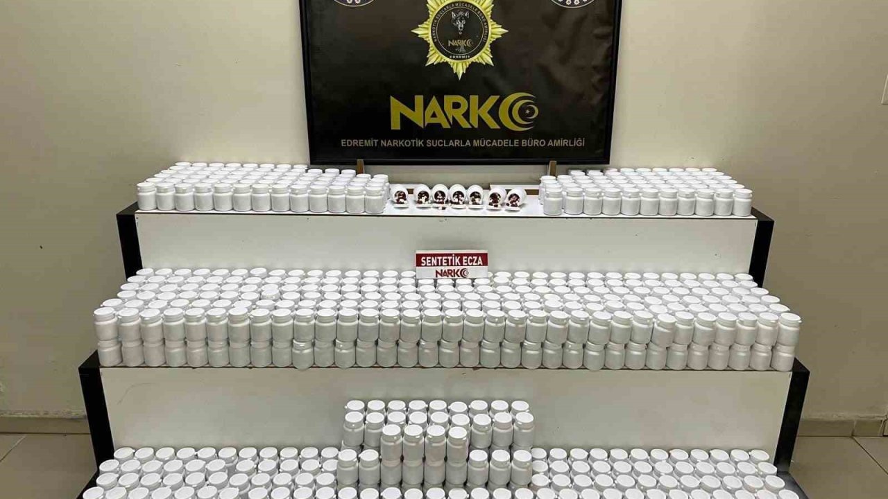 Edremit’te araçta 42 bin 600 sentetik ecza ele geçirildi