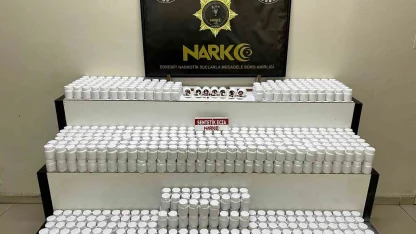 Edremit’te araçta 42 bin 600 sentetik ecza ele geçirildi