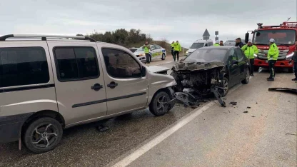 Eğirdir’de 3 aracın karıştığı kazada 8 kişi yaralandı