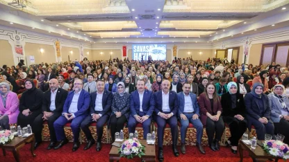 Eğitim-Bir-Sen’li 1000 sendikacı kadın lider, Türkiye buluşmasında bir araya geldi