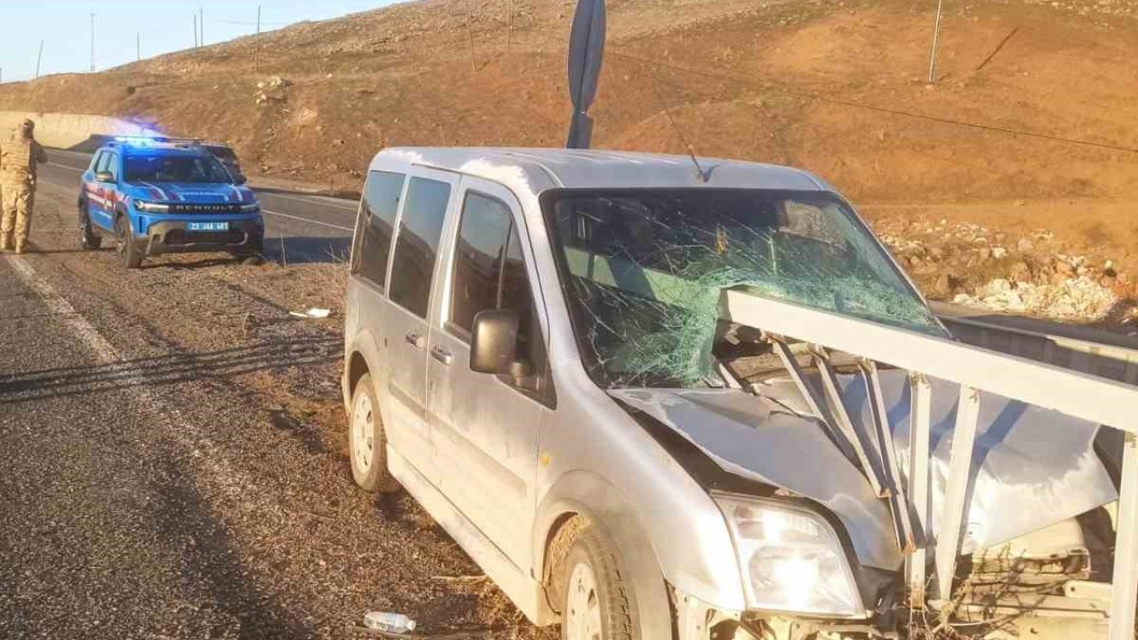 Elazığ araç bariyerlere ok gibi saplandı: 2 yaralı