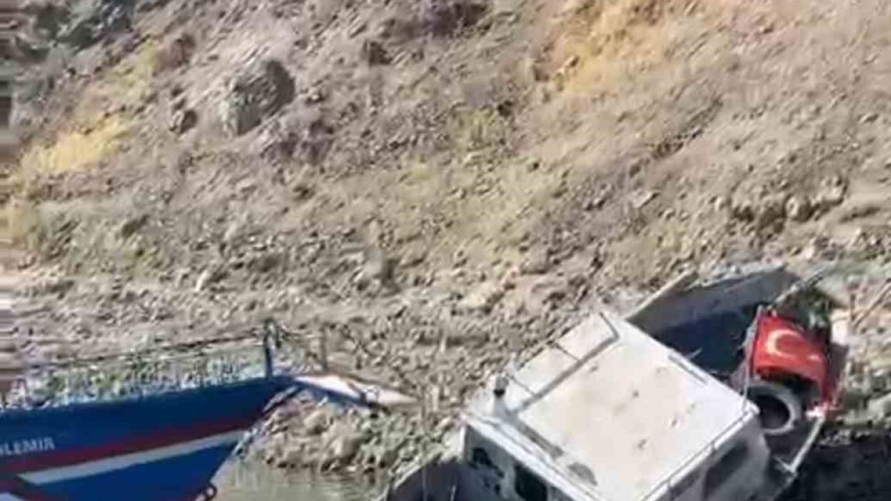 Elazığ’da fırtınaya dayanamayan tekne suya gömüldü