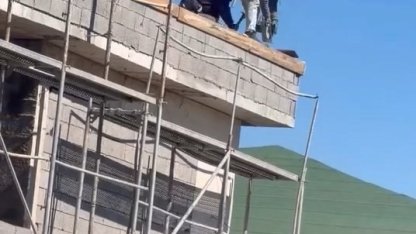 Elazığ’da işçilerin çatıda tehlikeli çalışması