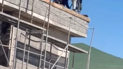 Elazığ’da işçilerin çatıda tehlikeli çalışması