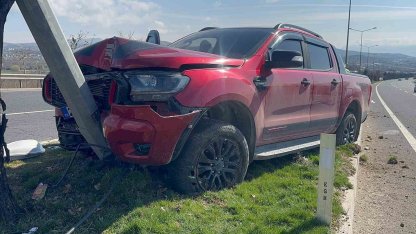 Elazığ’da kamyonet direğe çarptı: 1 yaralı